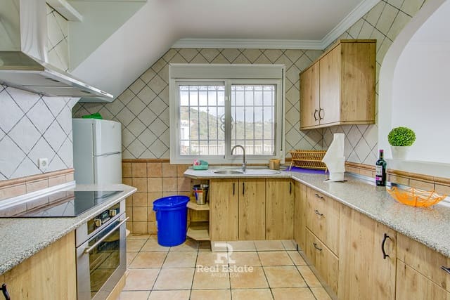 4 soveværelse Villa til leje i Sayalonga med swimmingpool garage - € 2.400 (Ref: 9953457)