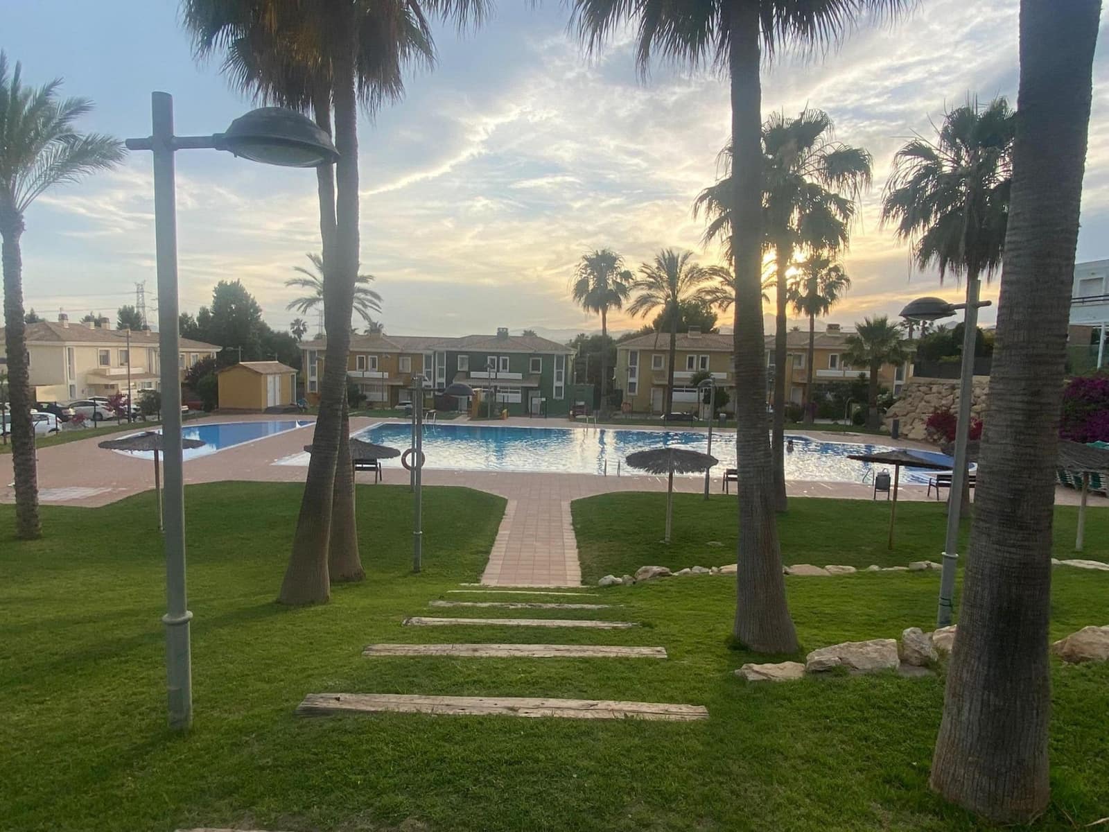 3 soveværelse Rækkehus til salg i Muchamiel / Mutxamel med swimmingpool - € 325.000 (Ref: 8500630)