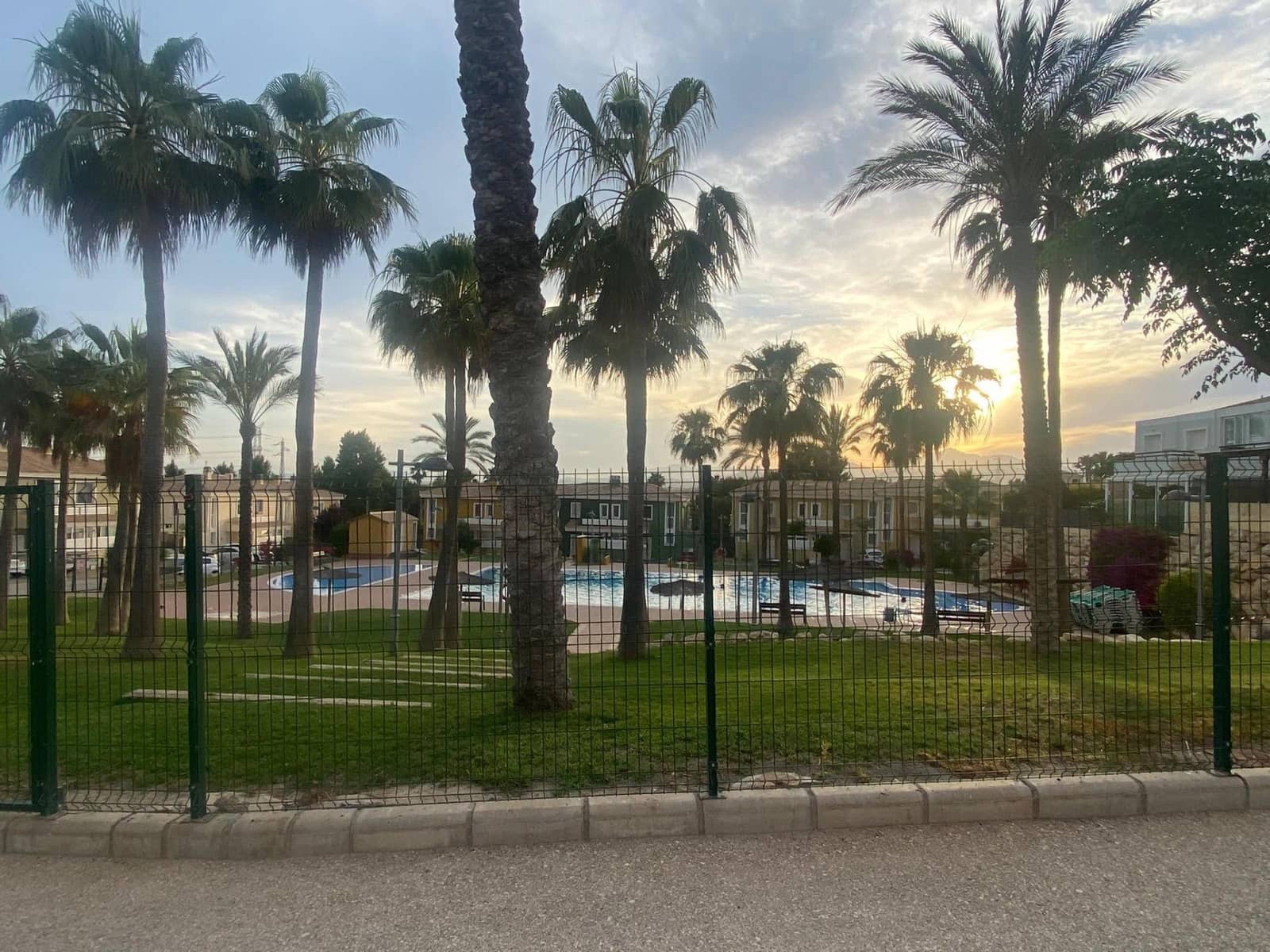 3 soveværelse Rækkehus til salg i Muchamiel / Mutxamel med swimmingpool - € 325.000 (Ref: 8500630)