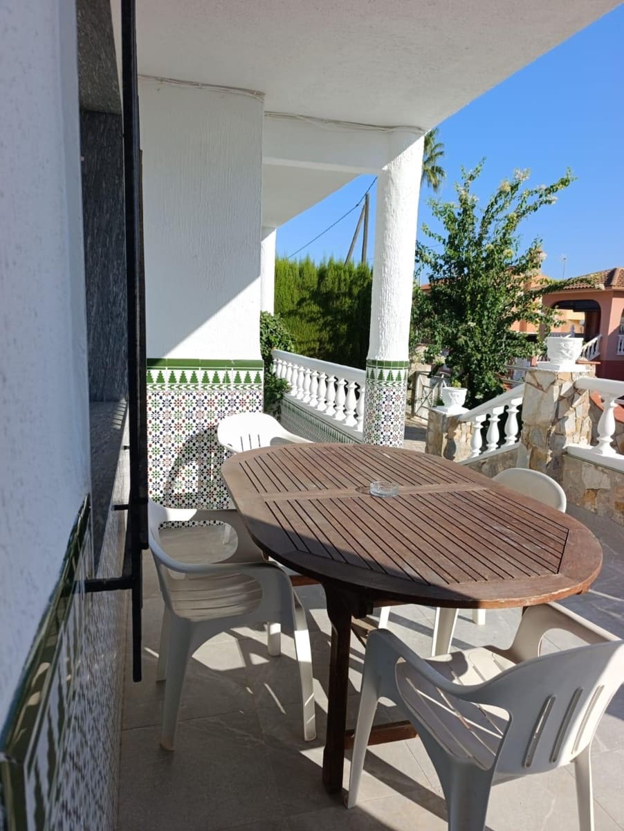 4 bedroom Villa for sale in Los Urrutias with garage - € 250,000 (Ref: 10064732)