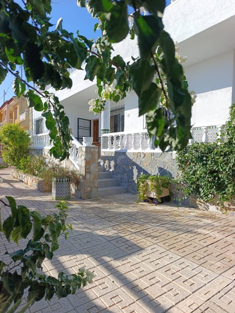 4 bedroom Villa for sale in Los Urrutias with garage - € 250,000 (Ref: 10064732)