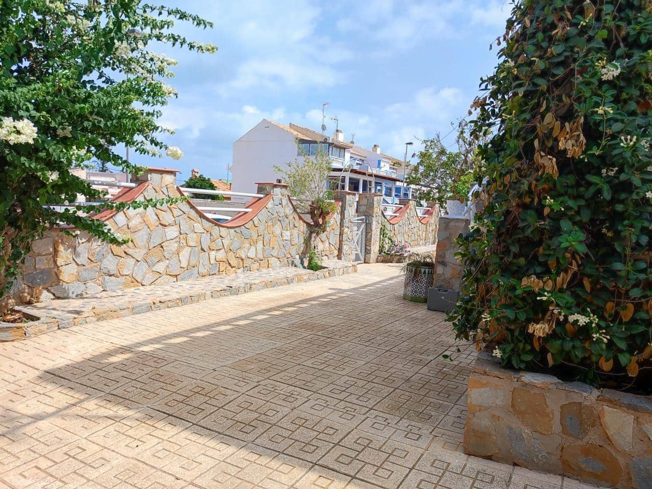 4 bedroom Villa for sale in Los Urrutias with garage - € 250,000 (Ref: 10064732)