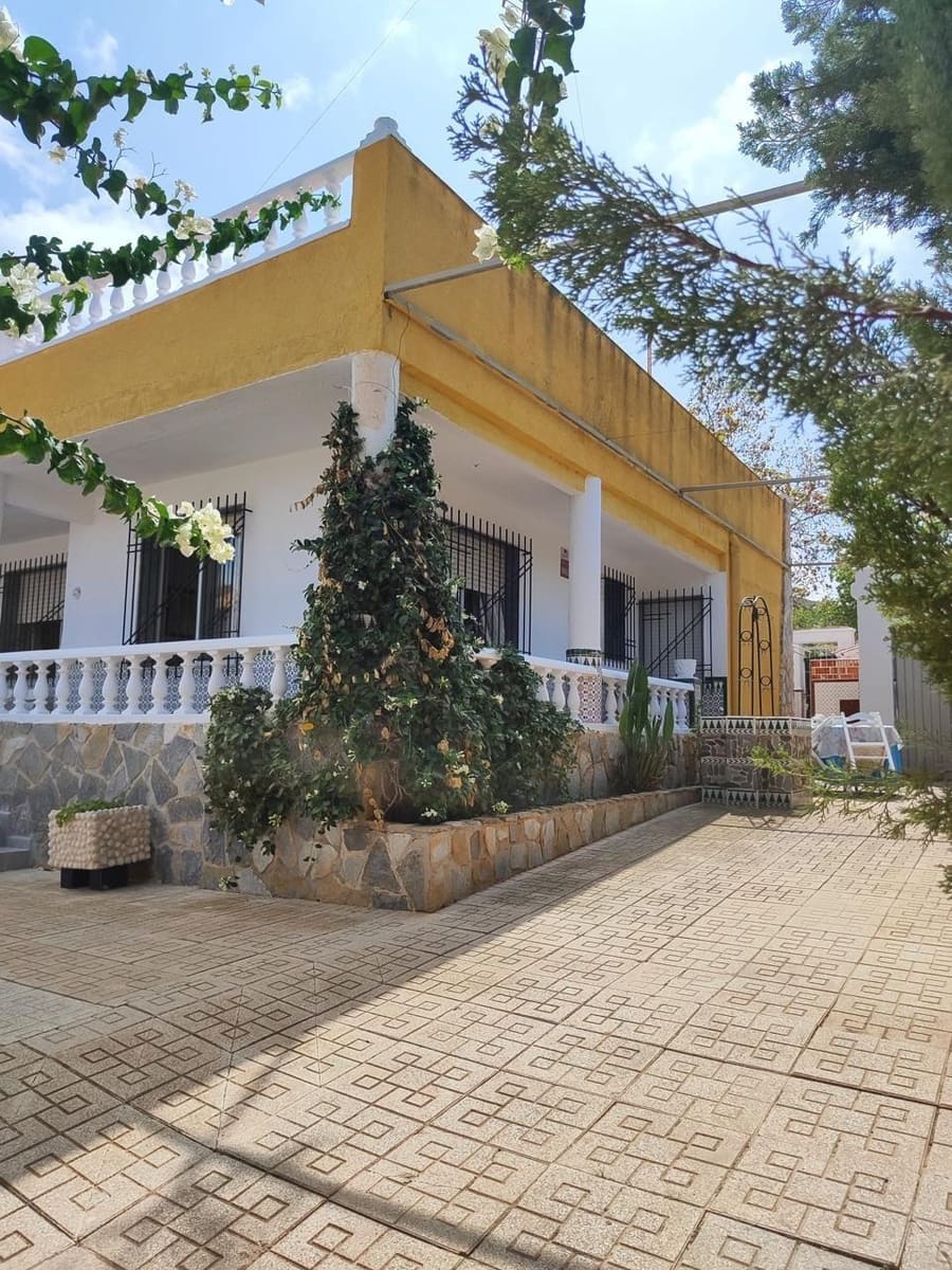 4 bedroom Villa for sale in Los Urrutias with garage - € 250,000 (Ref: 10064732)