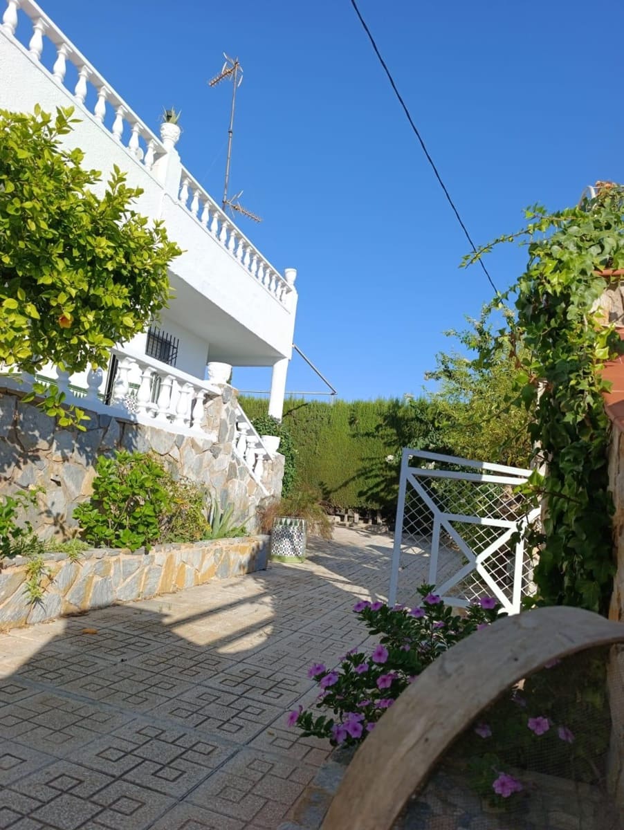 4 bedroom Villa for sale in Los Urrutias with garage - € 250,000 (Ref: 10064732)