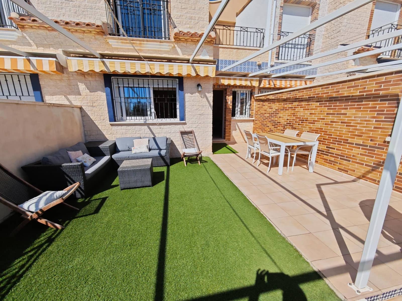 3 soveværelse Rækkehus til salg i Pilar de la Horadada med swimmingpool - € 280.000 (Ref: 8928644)