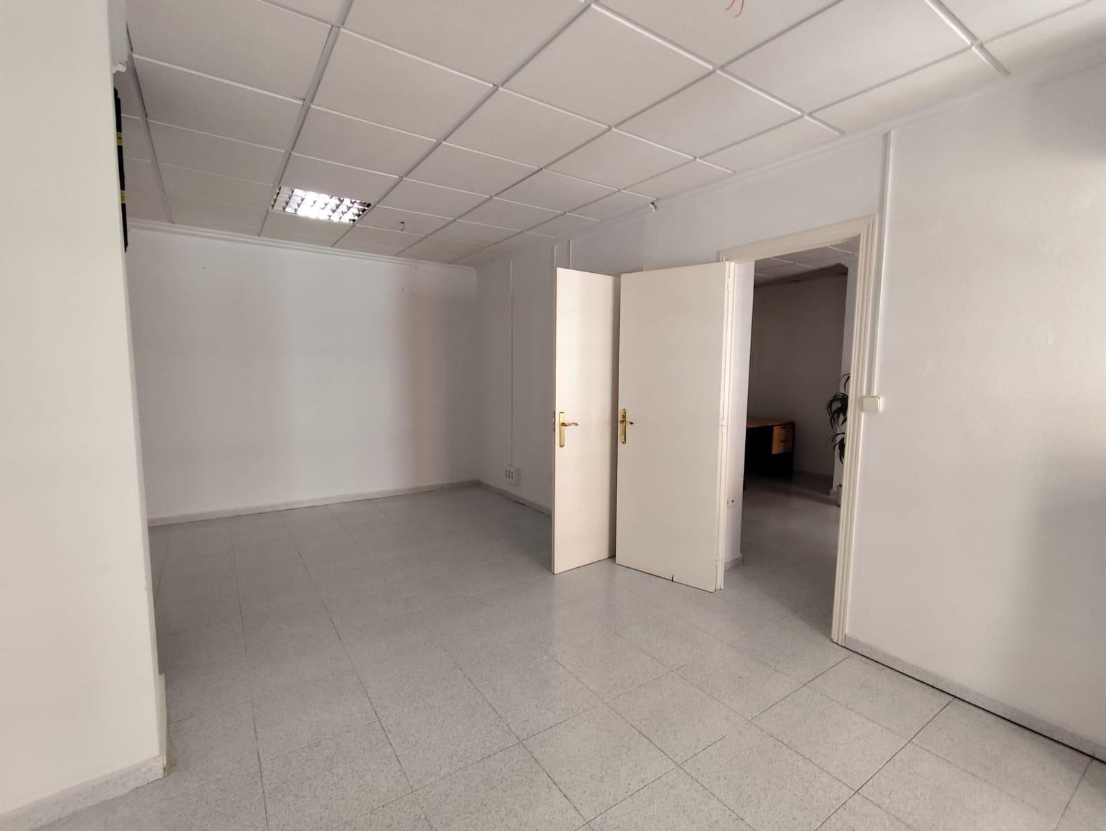 Office for rent in Cartagena - € 900 (Ref: 9965301)