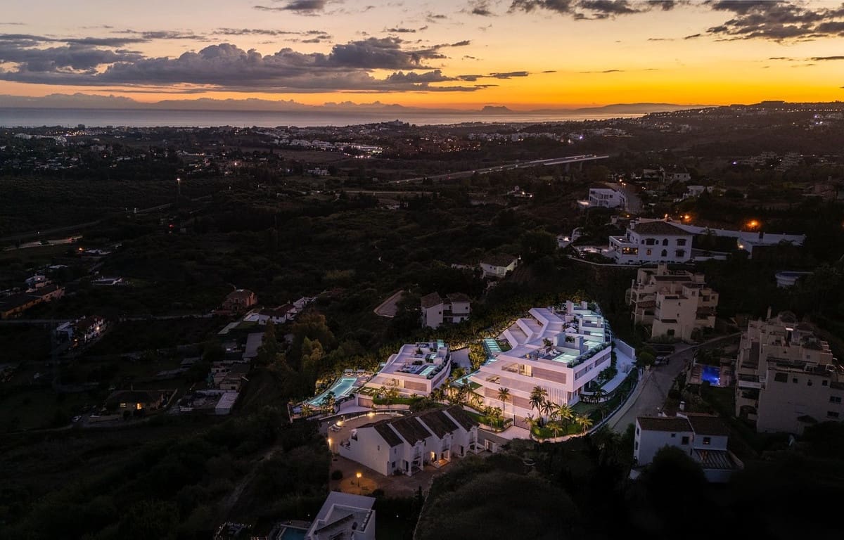 2 soverom Penthouse til salgs i Benahavis med svømmebasseng garasje - € 1 050 000 (Ref: 10059531)