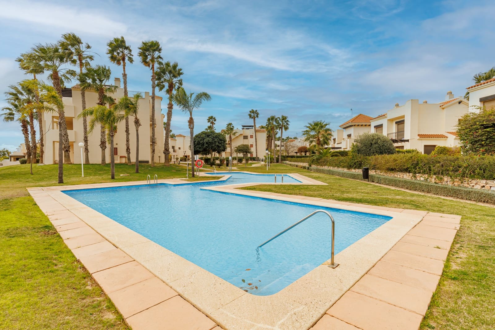 2 makuuhuone Omakotitalo myytävänä paikassa Roda mukana uima-altaan 
autotalli - 210 000 € (Ref: 9599951)