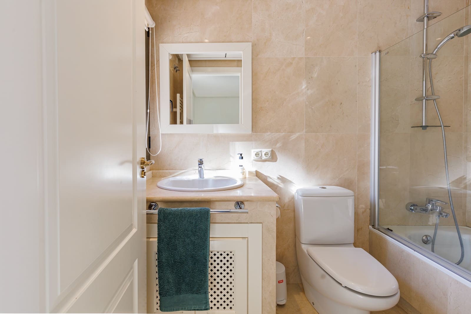 2 makuuhuone Omakotitalo myytävänä paikassa Roda mukana uima-altaan 
autotalli - 210 000 € (Ref: 9599951)