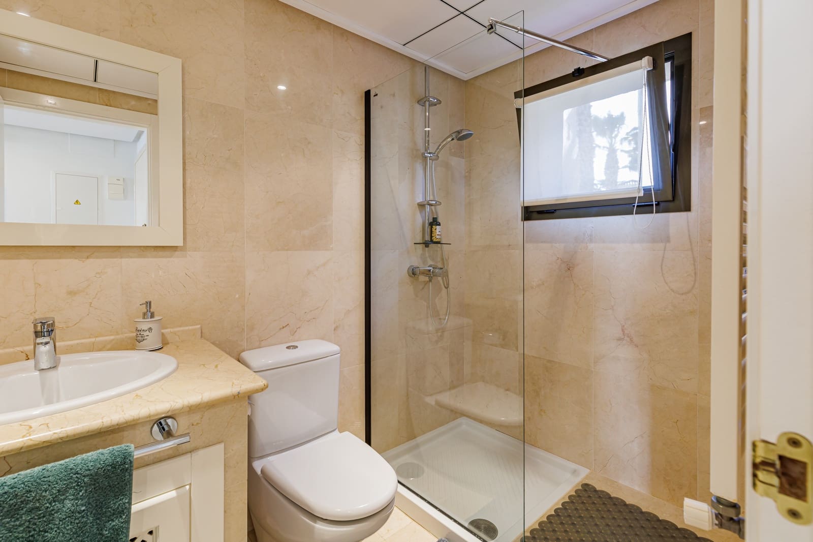 2 makuuhuone Omakotitalo myytävänä paikassa Roda mukana uima-altaan 
autotalli - 210 000 € (Ref: 9599951)