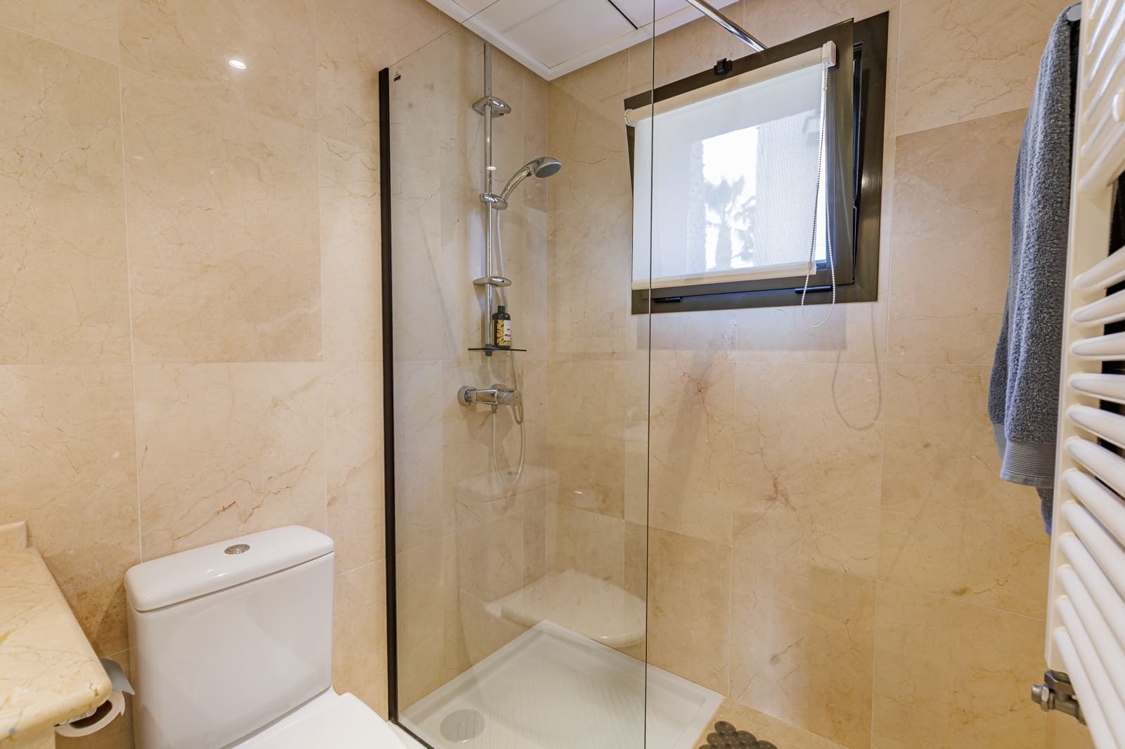 2 makuuhuone Omakotitalo myytävänä paikassa Roda mukana uima-altaan 
autotalli - 210 000 € (Ref: 9599951)