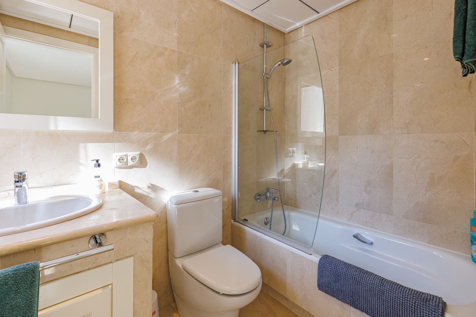 2 makuuhuone Omakotitalo myytävänä paikassa Roda mukana uima-altaan 
autotalli - 210 000 € (Ref: 9599951)