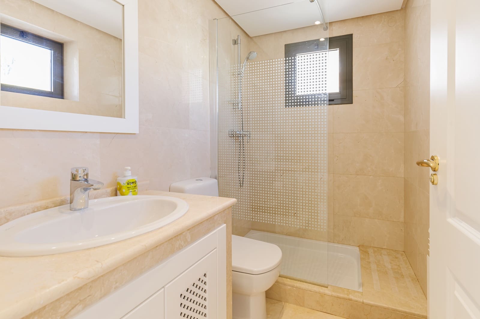 Chalet de 3 habitaciones en Roda en venta con piscina garaje - 650.000 € (Ref: 9631383)