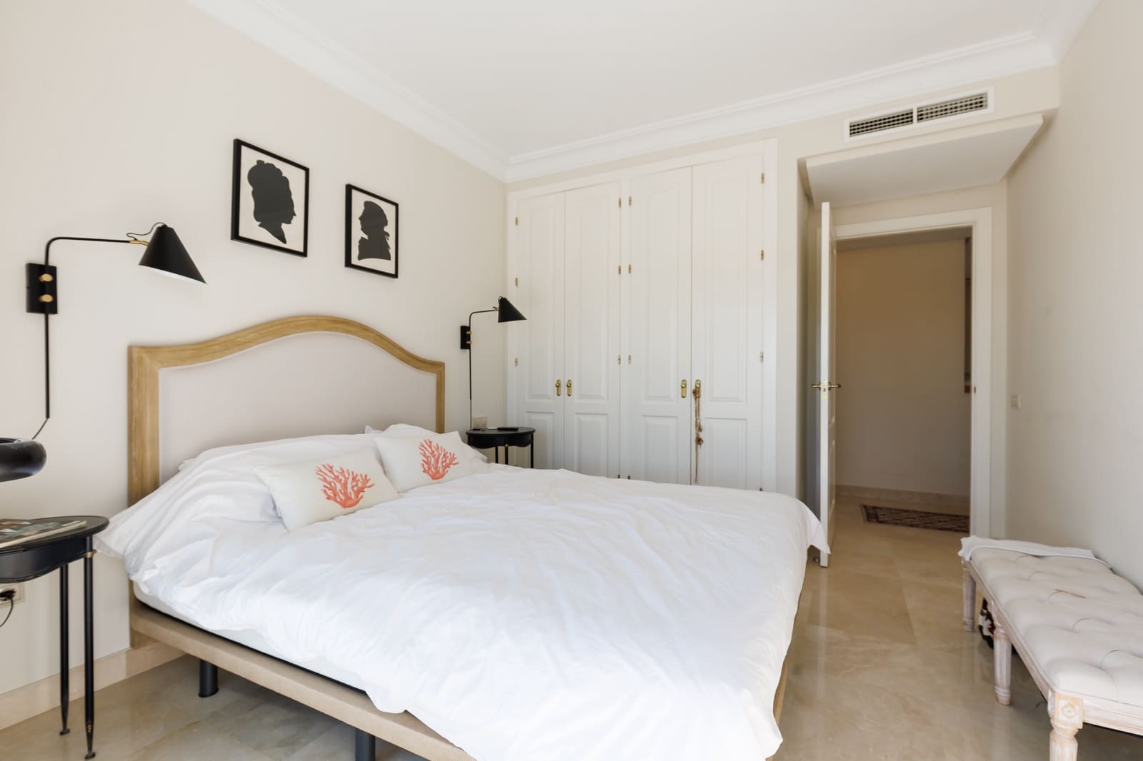 Chalet de 3 habitaciones en Roda en venta con piscina garaje - 650.000 € (Ref: 9680564)