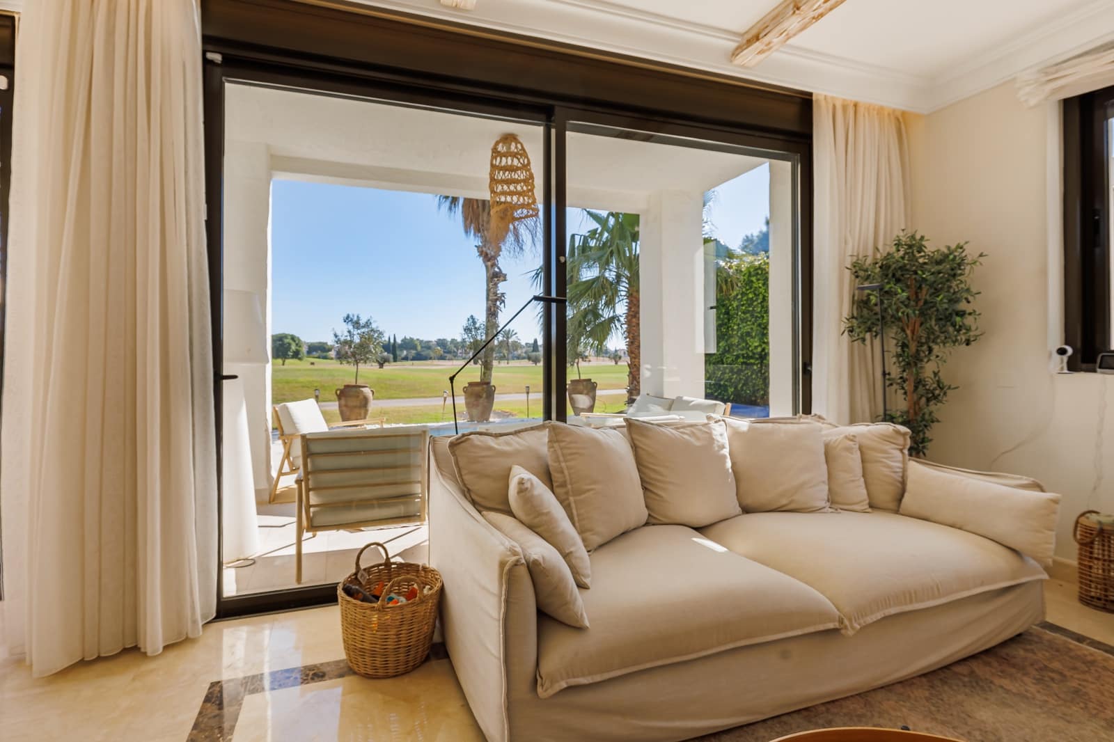 Chalet de 3 habitaciones en Roda en venta con piscina garaje - 650.000 € (Ref: 9680564)