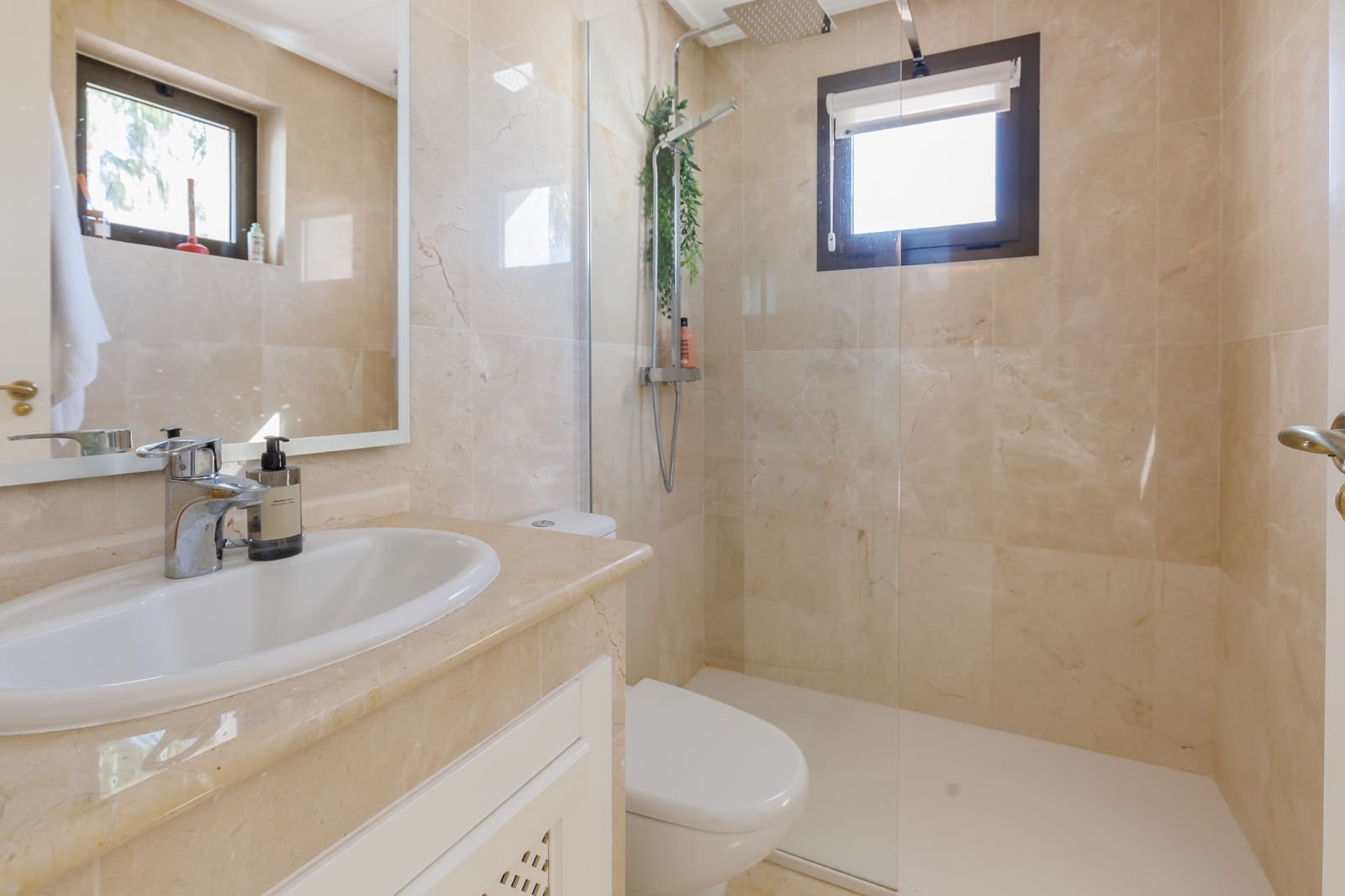 Chalet de 3 habitaciones en Roda en venta con piscina garaje - 650.000 € (Ref: 9680564)