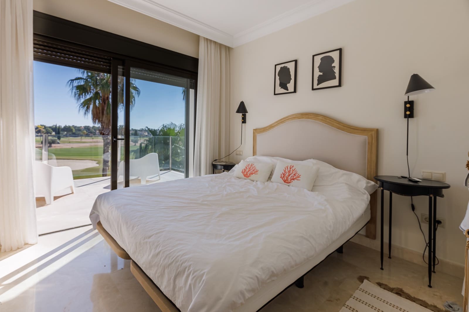 Chalet de 3 habitaciones en Roda en venta con piscina garaje - 650.000 € (Ref: 9680564)