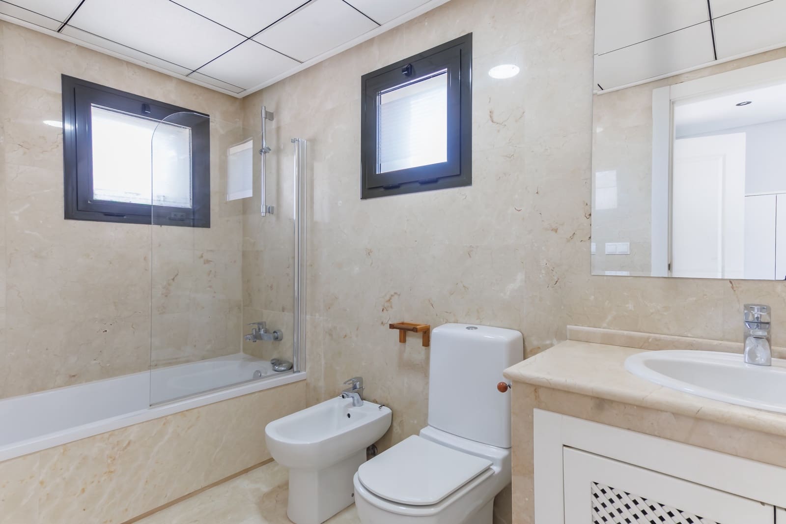 Chalet de 3 habitaciones en Roda en venta con piscina garaje - 544.950 € (Ref: 9943848)