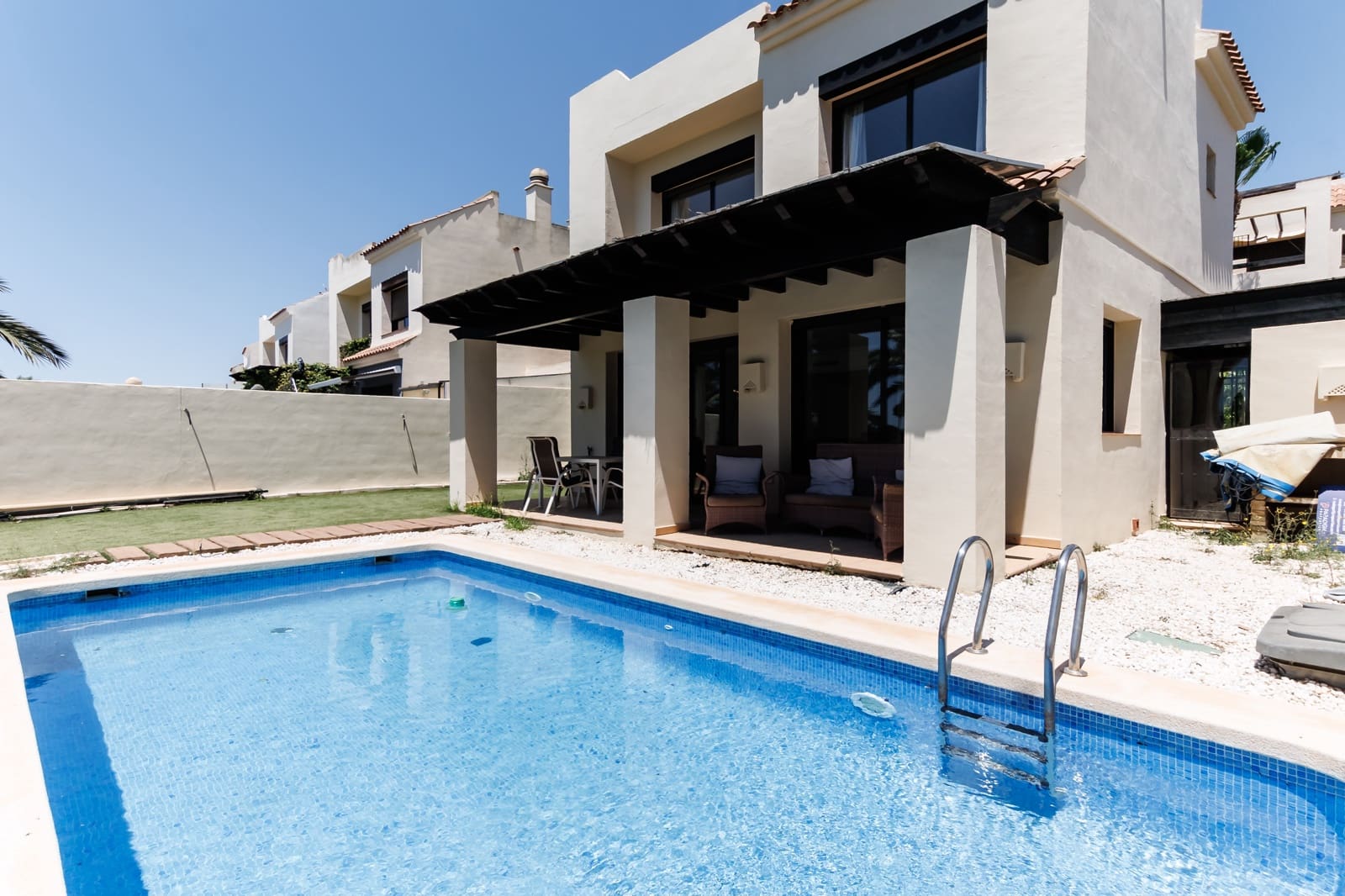 Chalet de 3 habitaciones en Roda en venta con piscina garaje - 544.950 € (Ref: 9943848)