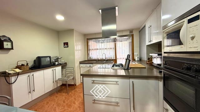 4 slaapkamer Rijtjeshuis te koop in Rocafort met zwembad garage - € 585.000 (Ref: 9771957)