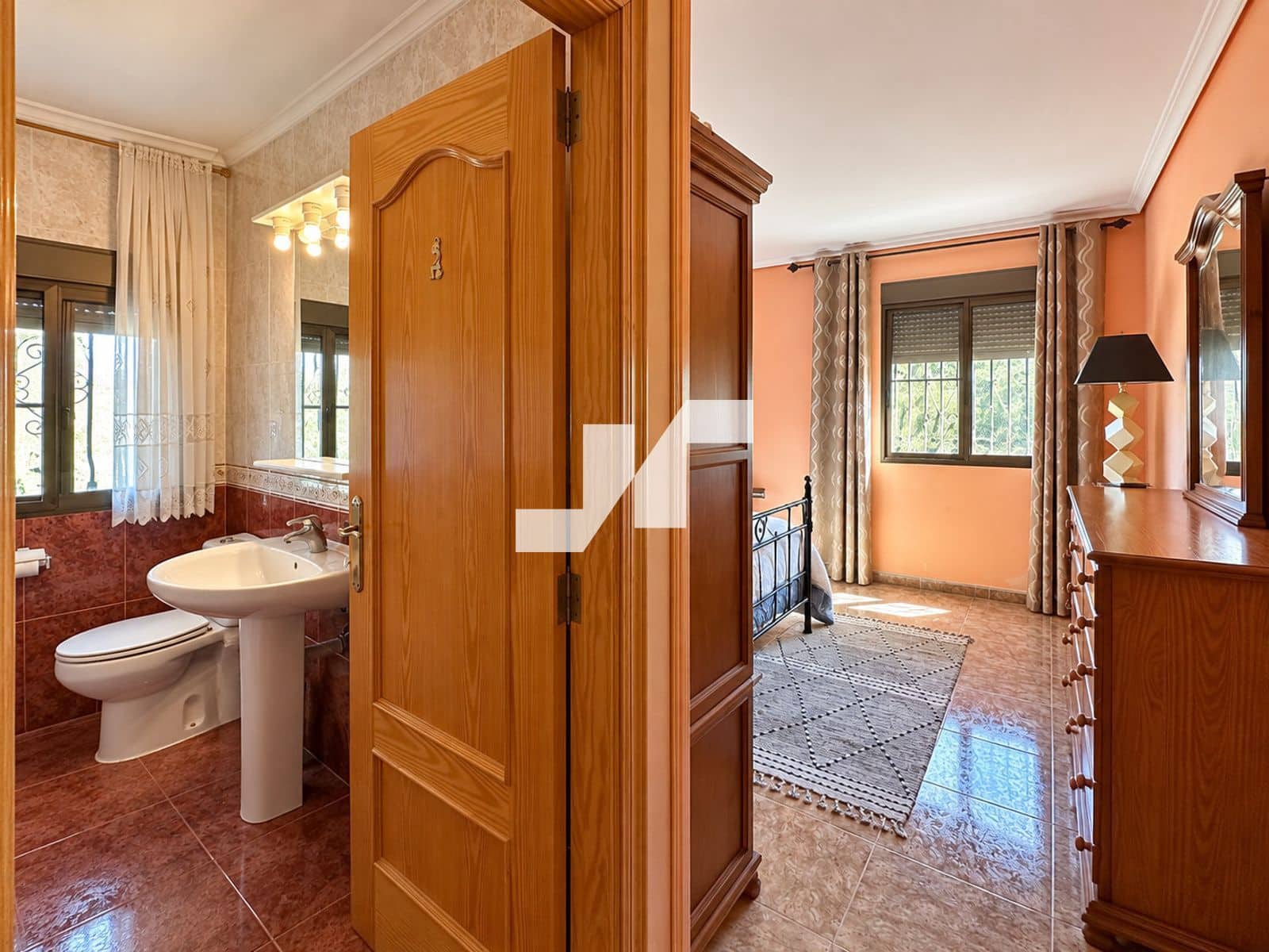 4 bedroom Villa for sale in L'Alcora with garage - € 325,000 (Ref: 10160801)