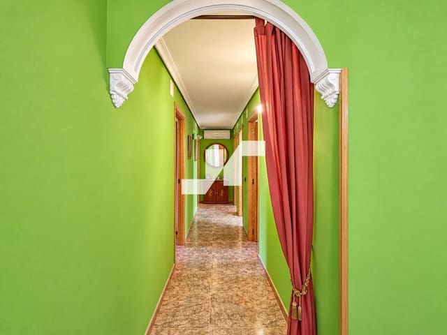 4 bedroom Villa for sale in L'Alcora with garage - € 325,000 (Ref: 10160801)