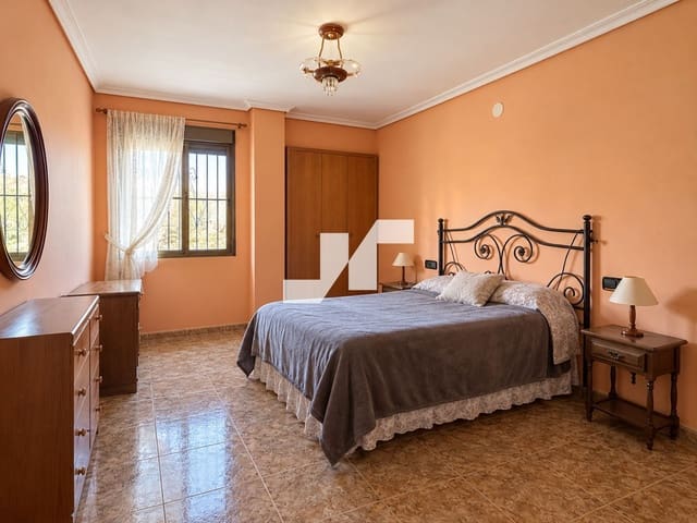 4 bedroom Villa for sale in L'Alcora with garage - € 325,000 (Ref: 10160801)