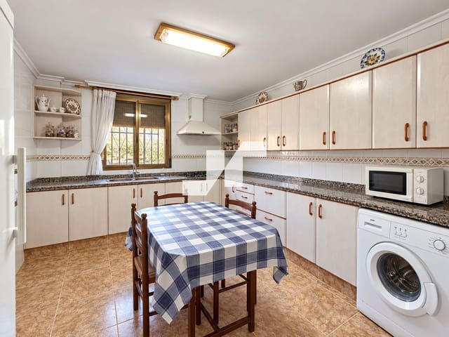 4 bedroom Villa for sale in L'Alcora with garage - € 325,000 (Ref: 10160801)