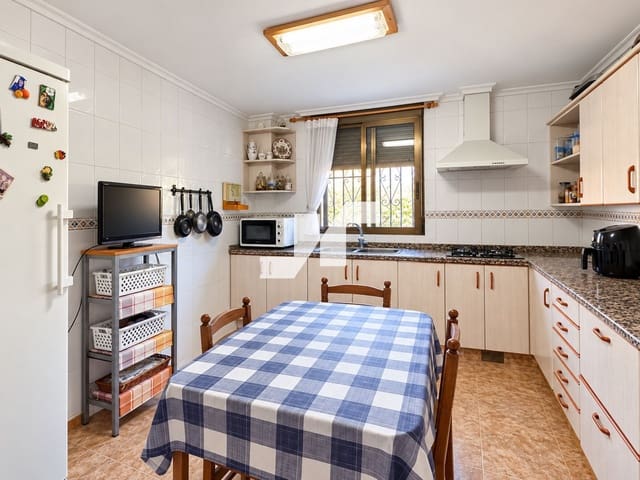 4 bedroom Villa for sale in L'Alcora with garage - € 325,000 (Ref: 10160801)
