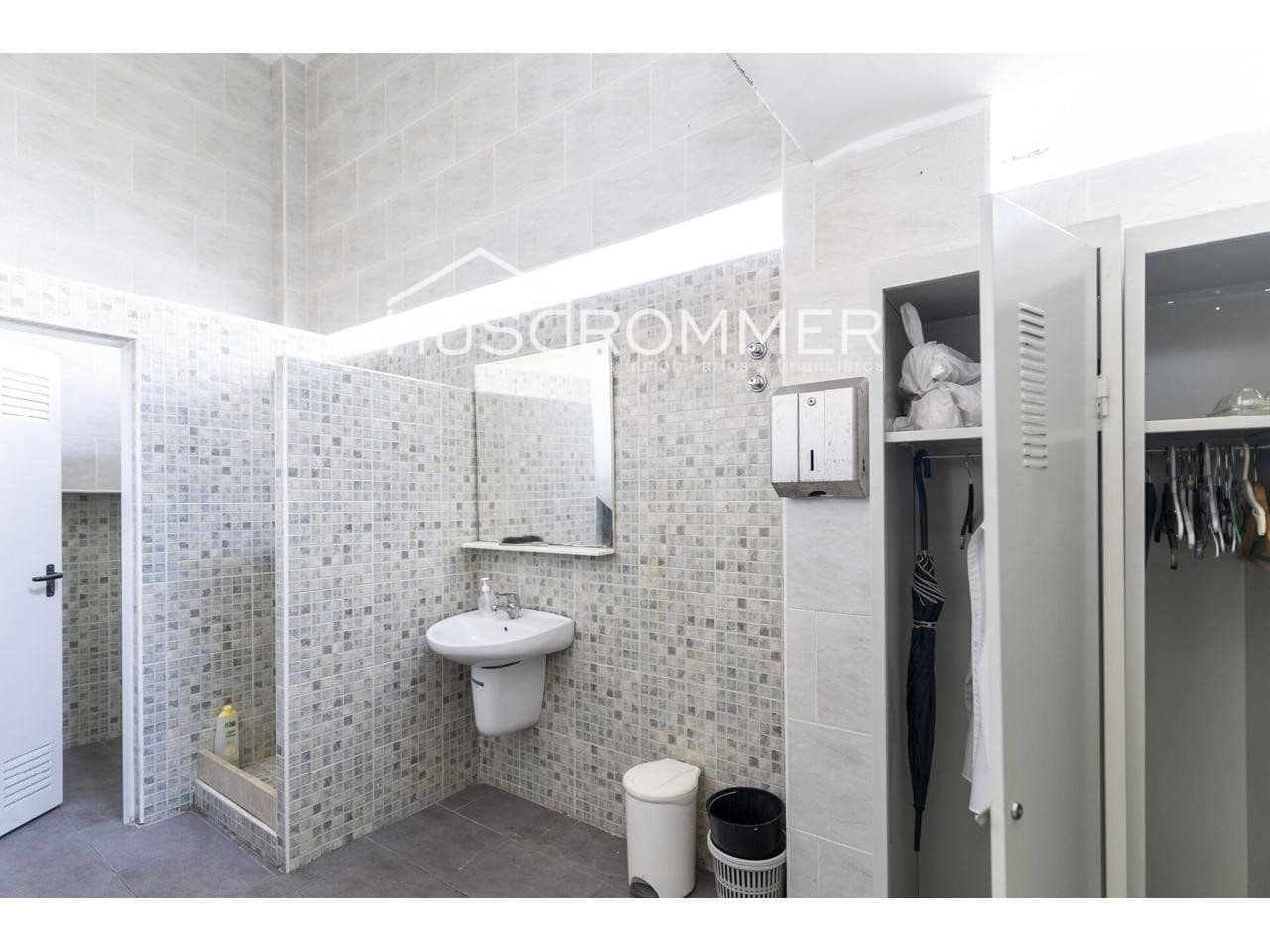 Comercial para venda em Castello de la Plana com garagem - 1 800 000 € (Ref: 8721684)