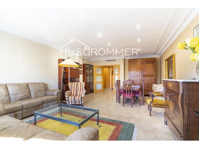 5 bedroom Flat for sale in Vila-real with garage - € 320,000 (Ref: 8764633)