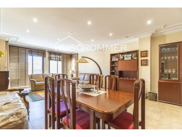 5 bedroom Flat for sale in Vila-real with garage - € 320,000 (Ref: 8764633)