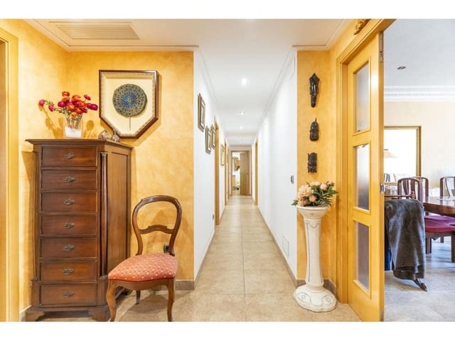 5 bedroom Flat for sale in Vila-real with garage - € 320,000 (Ref: 8764633)