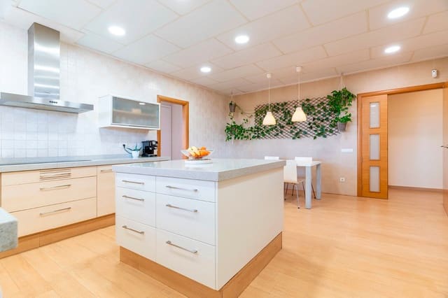 7 bedroom Villa for sale in L'Alcora with garage - € 435,000 (Ref: 8890968)