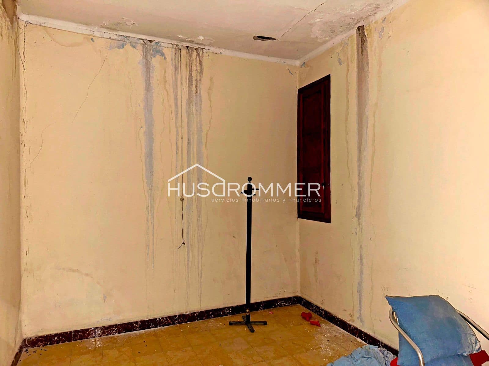 4 soverom Villa til salgs i Castello de la Plana med garasje - € 110 000 (Ref: 8990352)