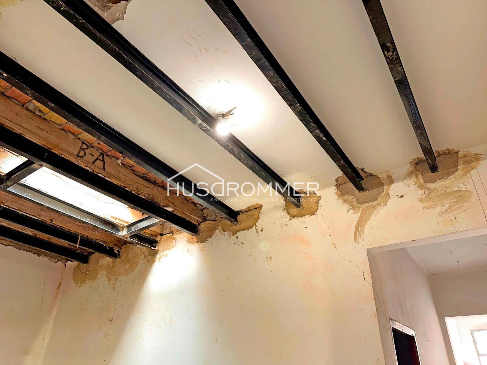 4 soverom Villa til salgs i Castello de la Plana med garasje - € 110 000 (Ref: 8990352)