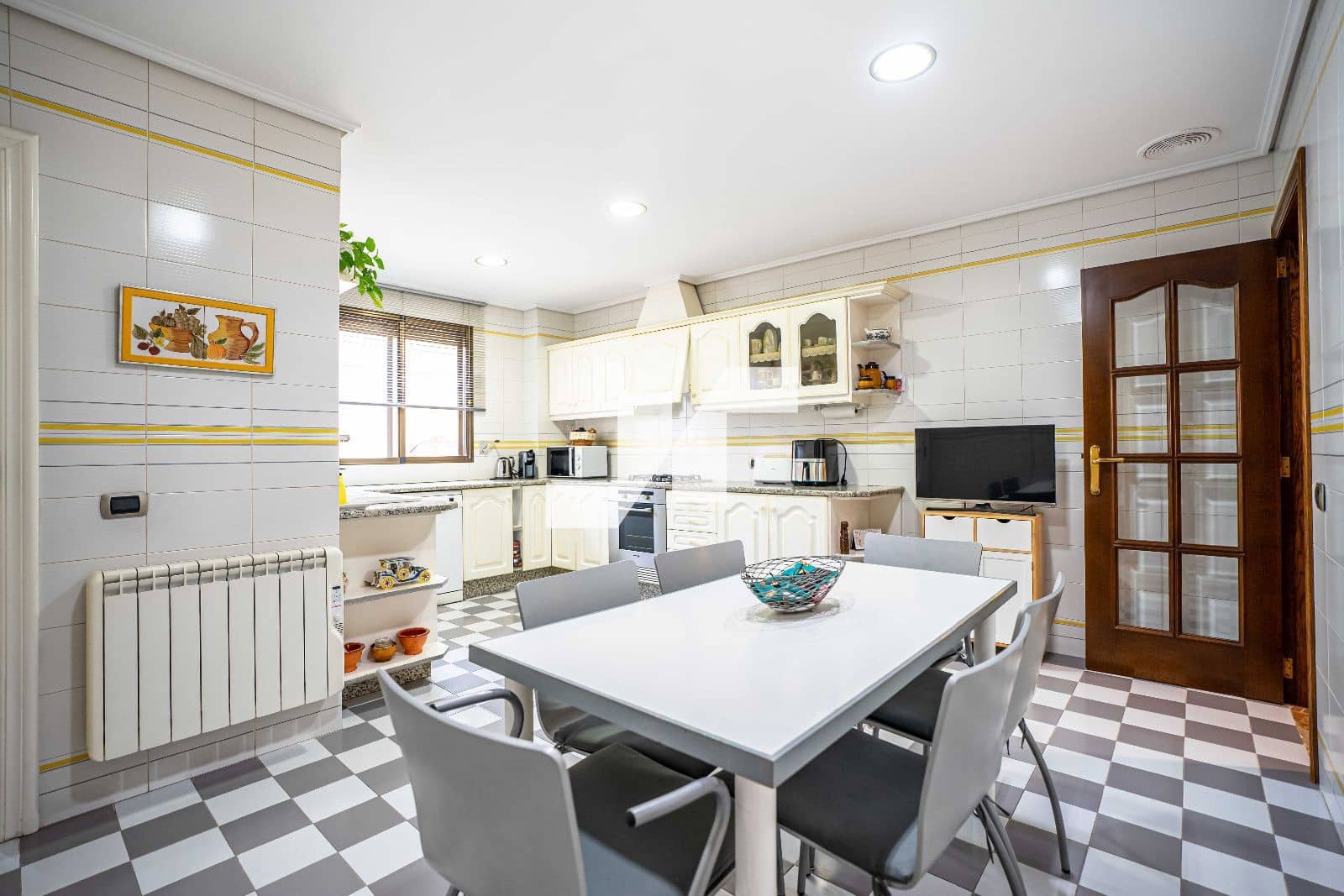 6 bedroom Flat for sale in Castello de la Plana with garage - € 270,000 (Ref: 9251703)