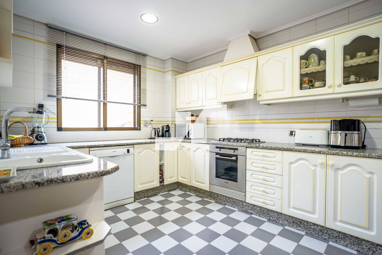 6 bedroom Flat for sale in Castello de la Plana with garage - € 270,000 (Ref: 9251703)