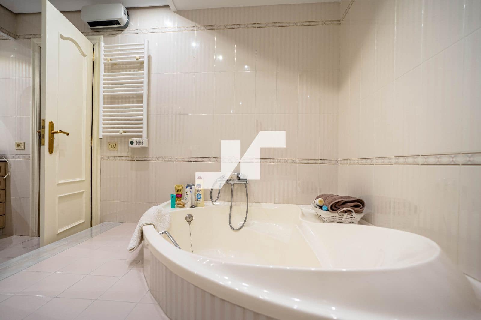 6 bedroom Flat for sale in Castello de la Plana with garage - € 270,000 (Ref: 9251703)