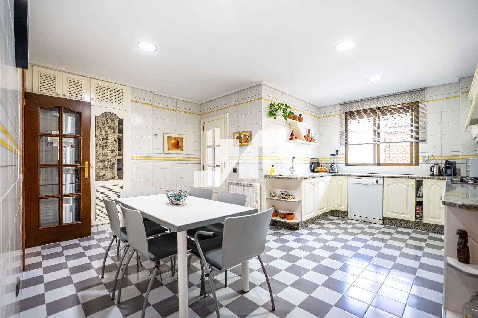 6 bedroom Flat for sale in Castello de la Plana with garage - € 270,000 (Ref: 9251703)