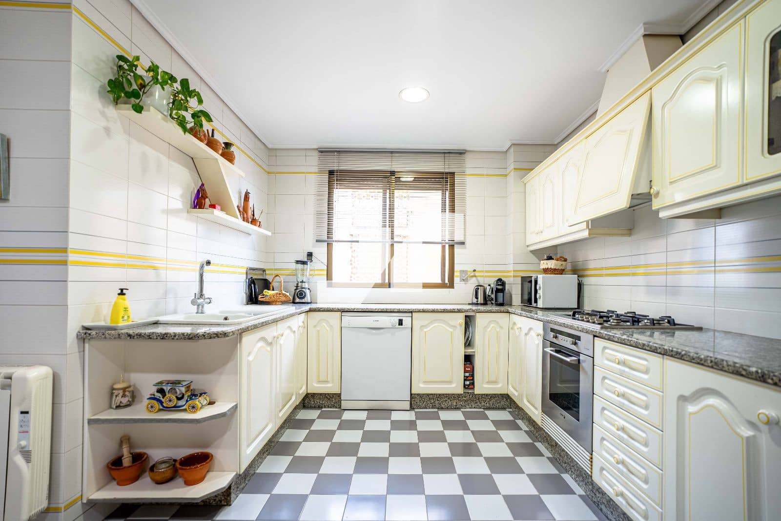 6 bedroom Flat for sale in Castello de la Plana with garage - € 270,000 (Ref: 9251703)