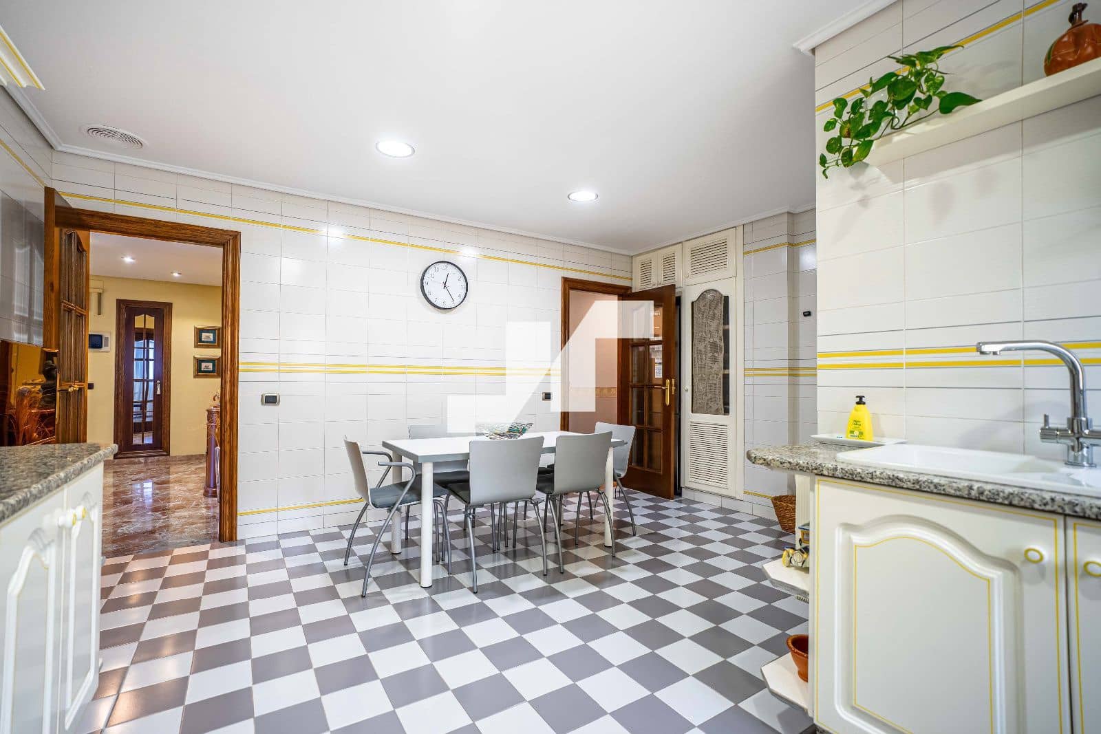 6 bedroom Flat for sale in Castello de la Plana with garage - € 270,000 (Ref: 9251703)