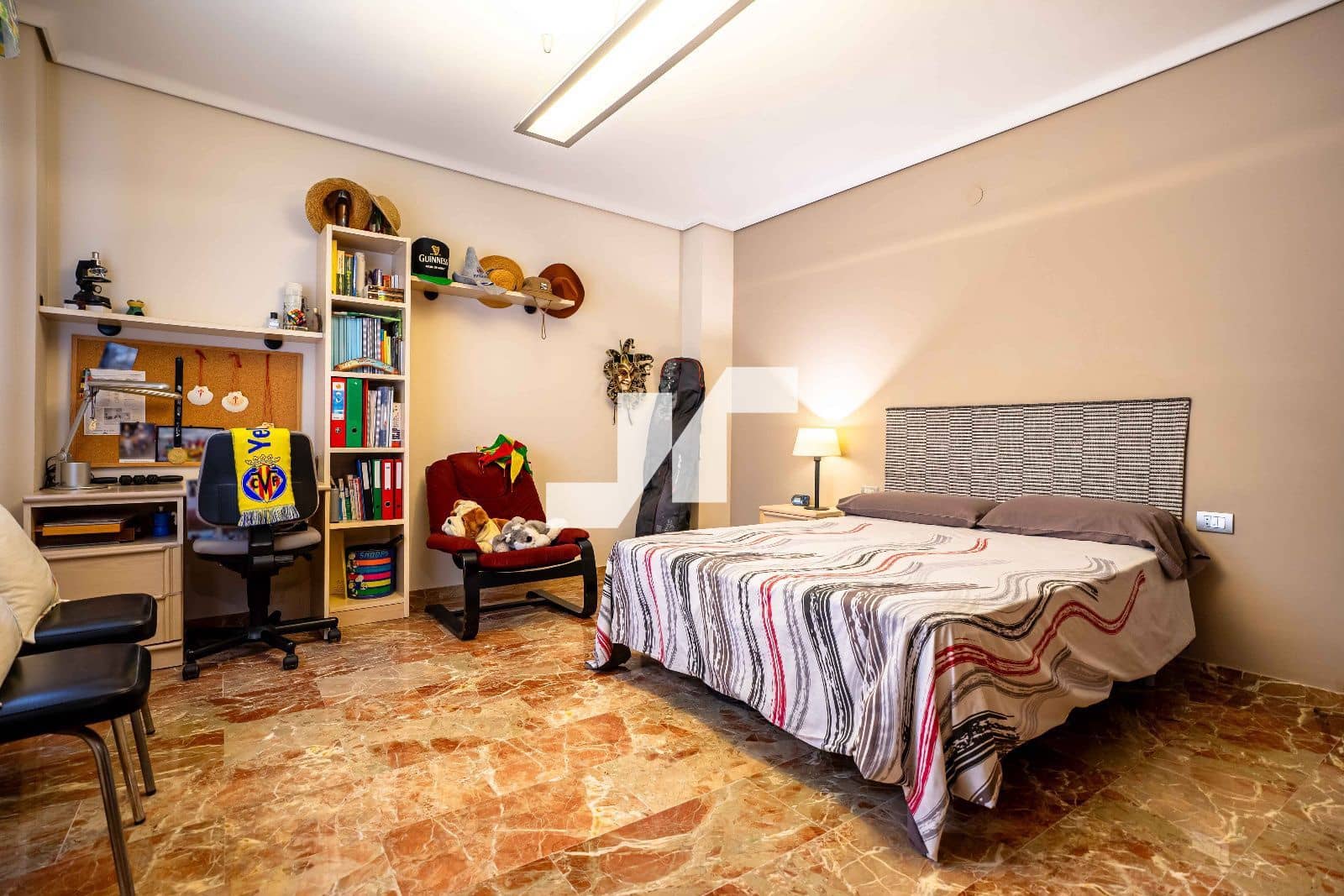 6 bedroom Flat for sale in Castello de la Plana with garage - € 270,000 (Ref: 9251703)