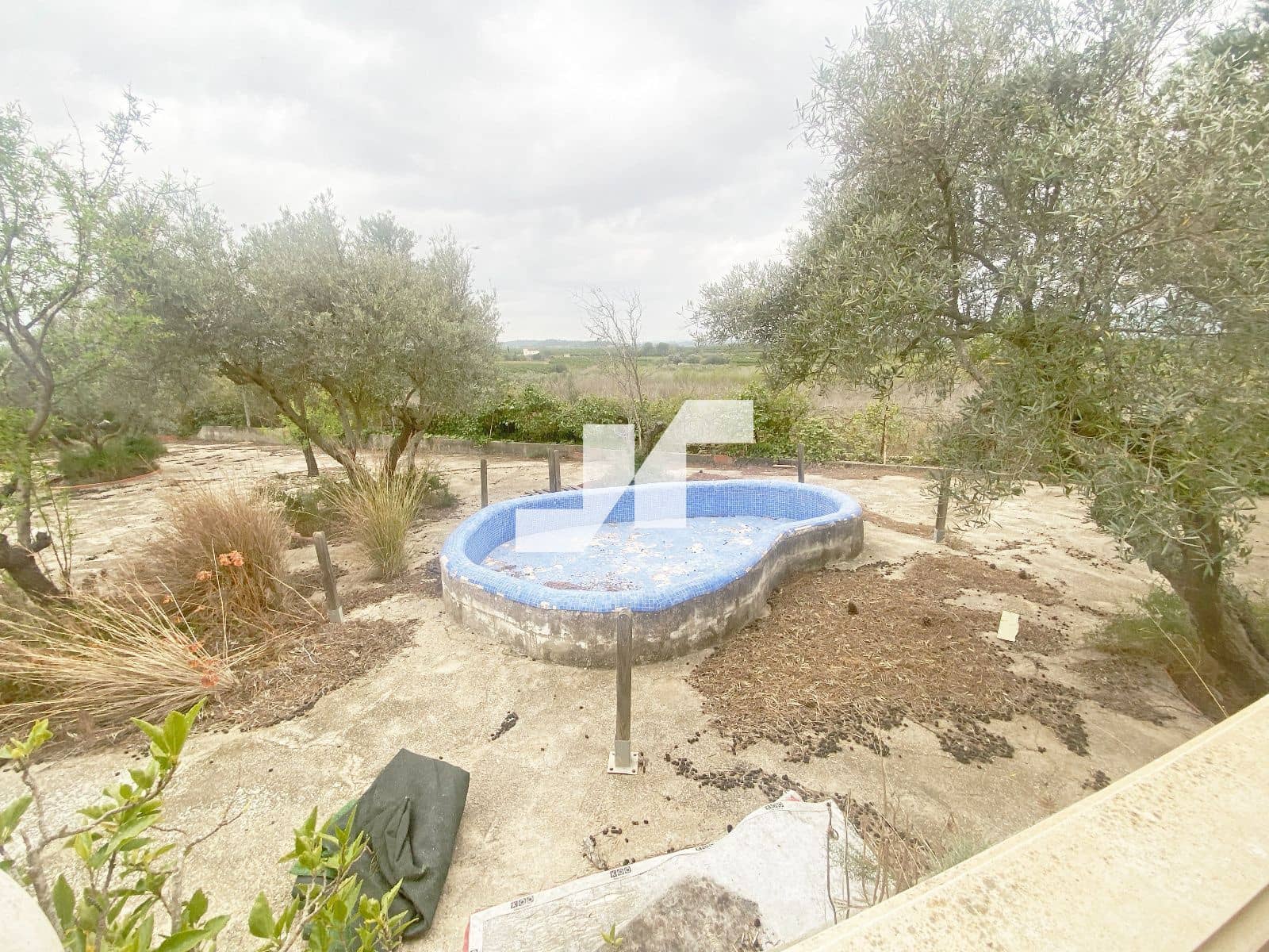 5 bedroom Villa for sale in Vilamarxant / Villamarchante with pool - € 239,000 (Ref: 9650575)