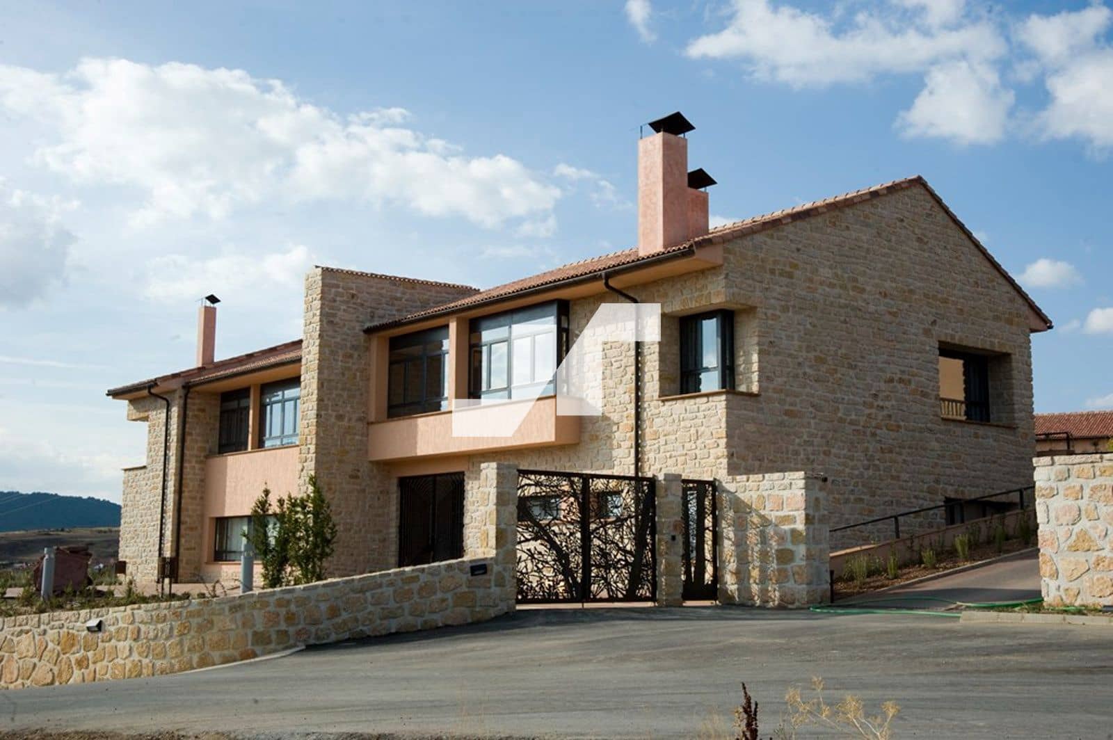 10 soverom Restaurant/Bar til salgs i Orea med svømmebasseng - € 2 000 000 (Ref: 9778777)