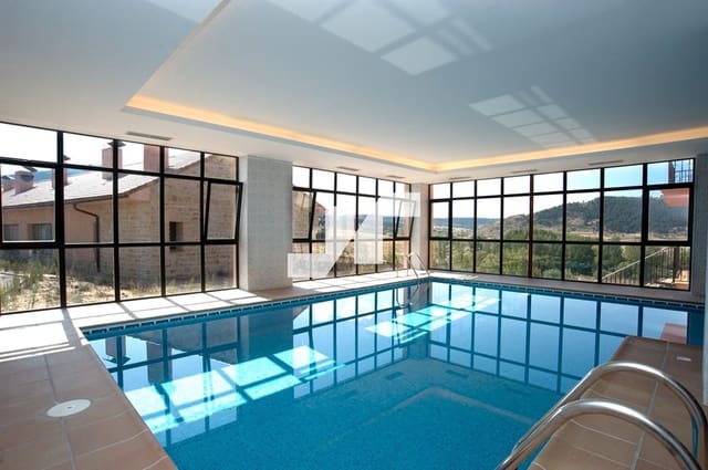 10 soveværelse Restaurant/Bar til salg i Orea med swimmingpool - € 2.000.000 (Ref: 9778777)