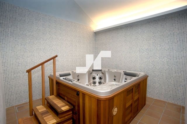 10 soveværelse Restaurant/Bar til salg i Orea med swimmingpool - € 2.000.000 (Ref: 9778777)