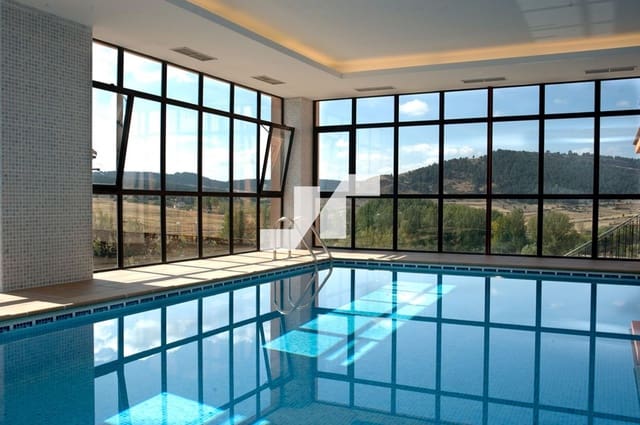 10 soveværelse Restaurant/Bar til salg i Orea med swimmingpool - € 2.000.000 (Ref: 9778777)