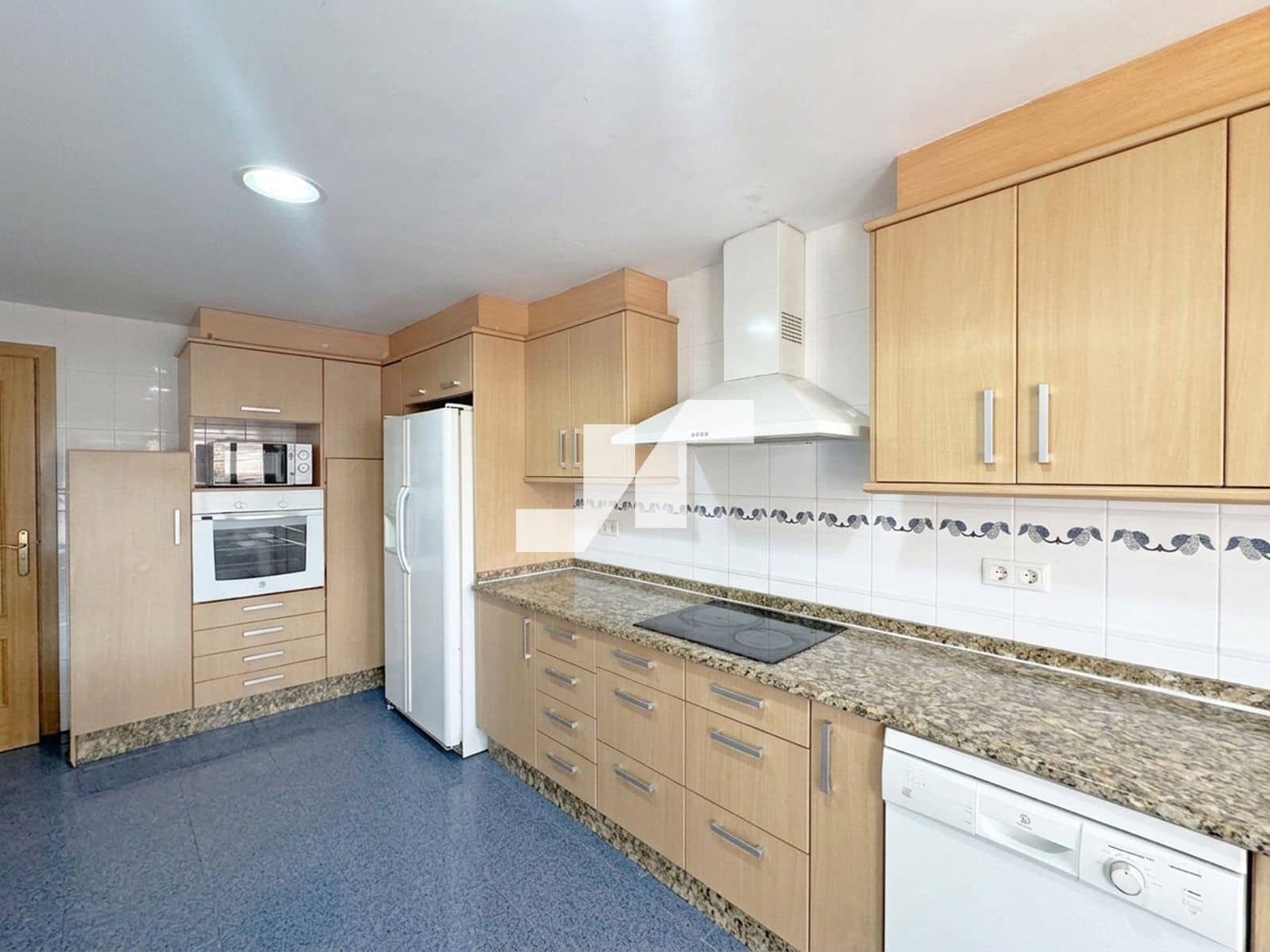 6 bedroom Flat for sale in Vila-real with garage - € 350,000 (Ref: 9828153)