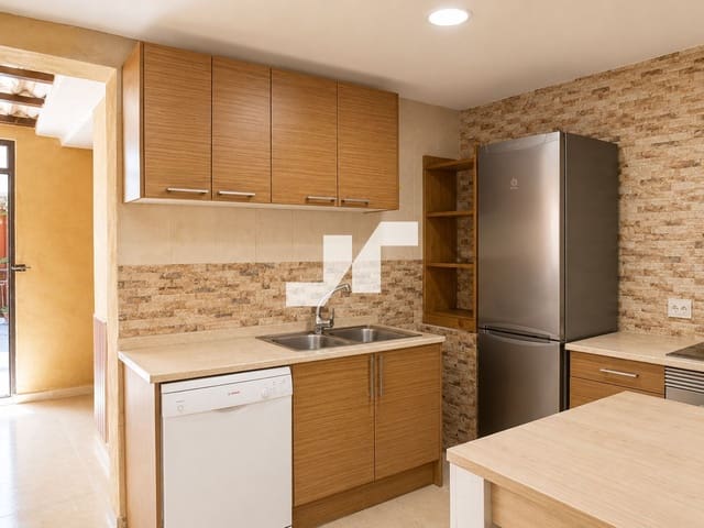 5 chambre Villa/Maison à vendre à Oropesa  - 175 000 € (Ref: 9891011)